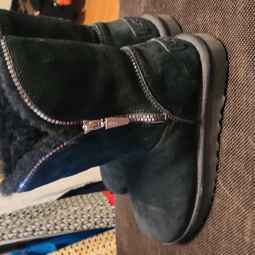 Ugg Size 7 - image 3